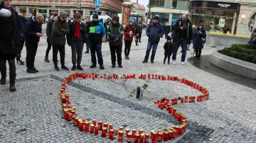 Lidé zapalují svíčky a pokládají je do tvaru srdce v den 7. výročí úmrtí prezidenta Václava Havla na Jungmannově náměstí v Praze.
