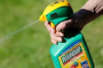 Evropská komise uvedla, že prodlouží o deset let licenci pro používání glyfosátu