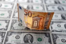Euro je poprvé od konce roku 2002 za méně než dolar
