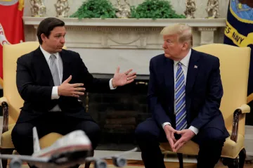 „Vím o něm víc než jeho žena.“ Trump vyhrožuje DeSantisovi, jehož ambice posílily volby