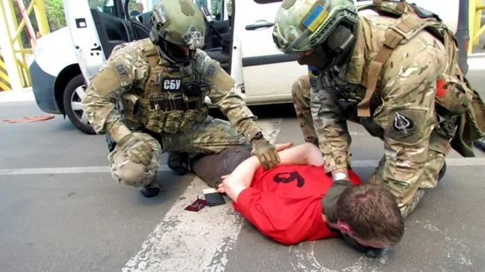 Ukrajinská tajná služba zveřejnila fotografii ze zatčení Francouze