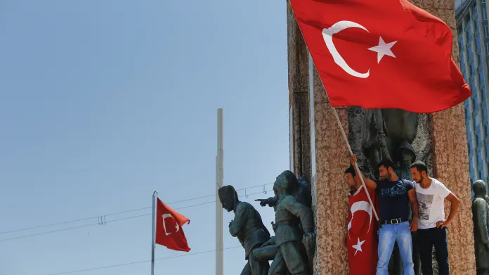 Odpůrci puče na istanbulském náměstí Taksim