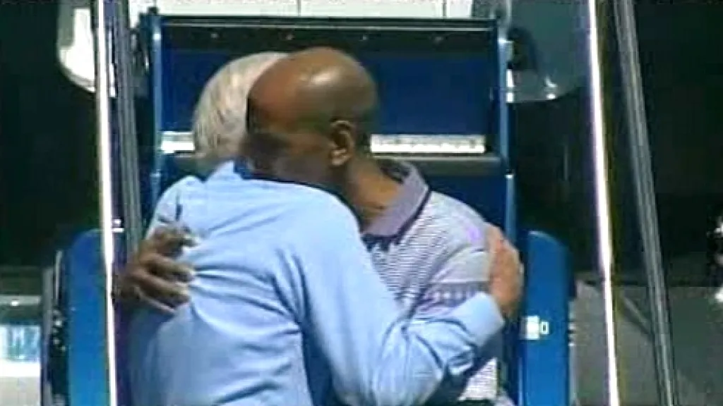 Jimmy Carter a Aijalon Mahli Gomes po přistání v Bostonu