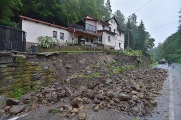 V Lokti se zřítila opěrná zeď u domu a zasypala silnici