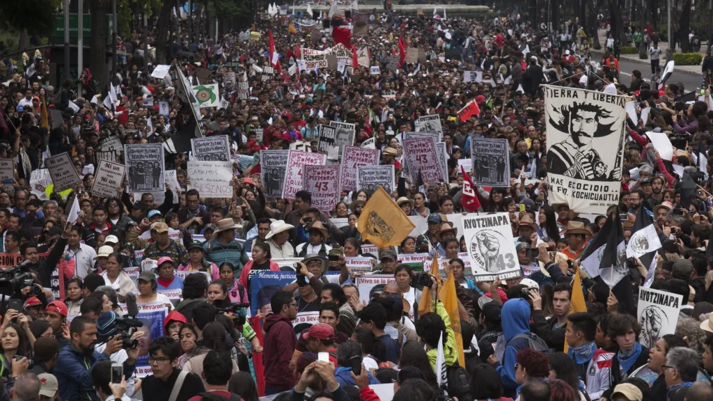 Tisícovky lidí v Mexiku žádaly objasnění únosu 43 studentů