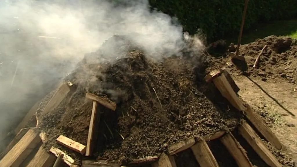 Milíř na výrobu dřevěného uhlí