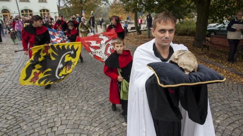 Průvod s lebkou Jana Žižky v Táboře