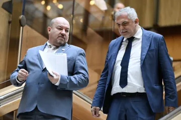 SNS nepřijde o poslanecký klub, Ficův Smer ji zachránil „hostováním“