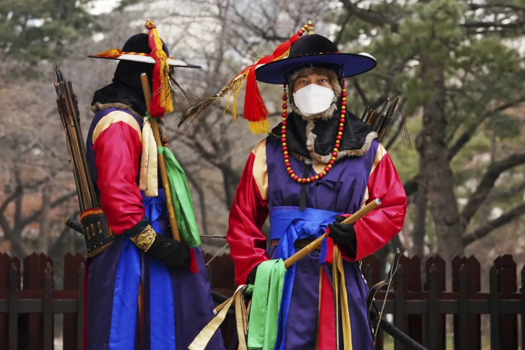 Čestná císařská garda Jižní Koreje začala nosit roušky z obav před koronavirem