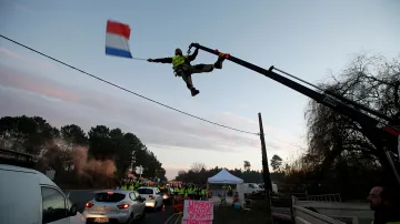 Demonstranti, kteří nosí žluté vesty, symbol protestu francouzských řidičů proti vyšším cenám nafty, blokují kruhový objezd ve městě Cissac-Medoc