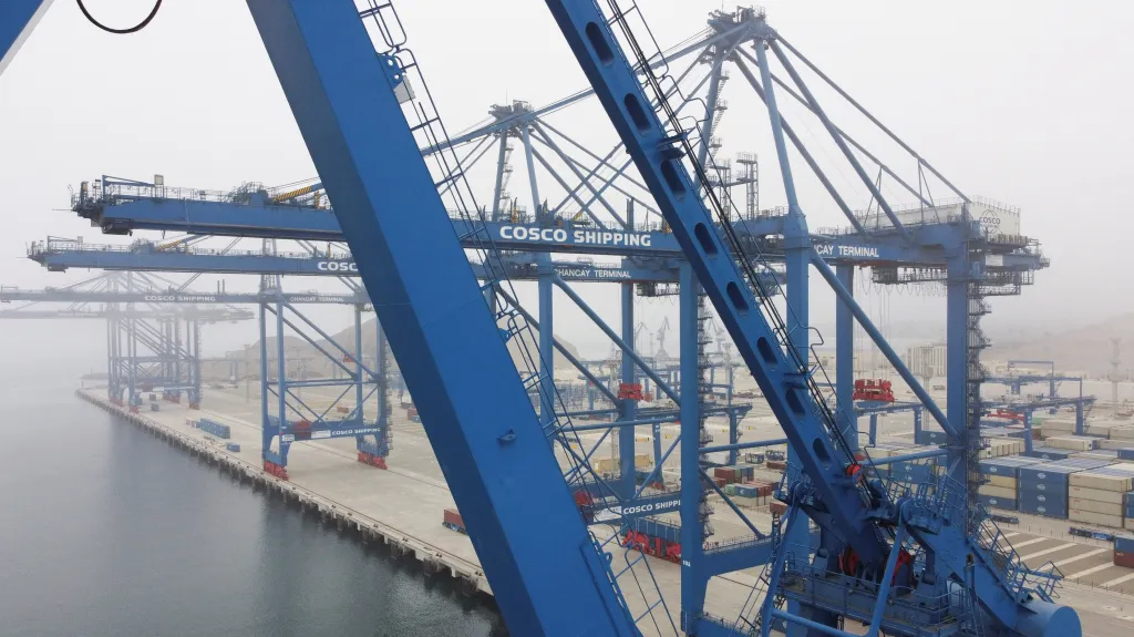 Jeřáby v megapřístavu Chancay v Peru postaveném čínskou státní společností Cosco Shipping