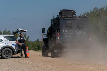 Kanadská policie zadržela druhého muže podezřelého z nedělních útoků. Krátce poté zemřel