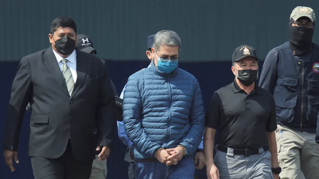 Juan Orlando Hernández (uprostřed) na snímku z roku 2022