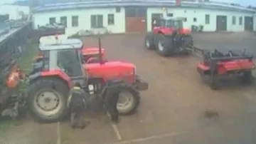 Průmyslová kamera zachytila lupiče při krádeži nafty z traktoru