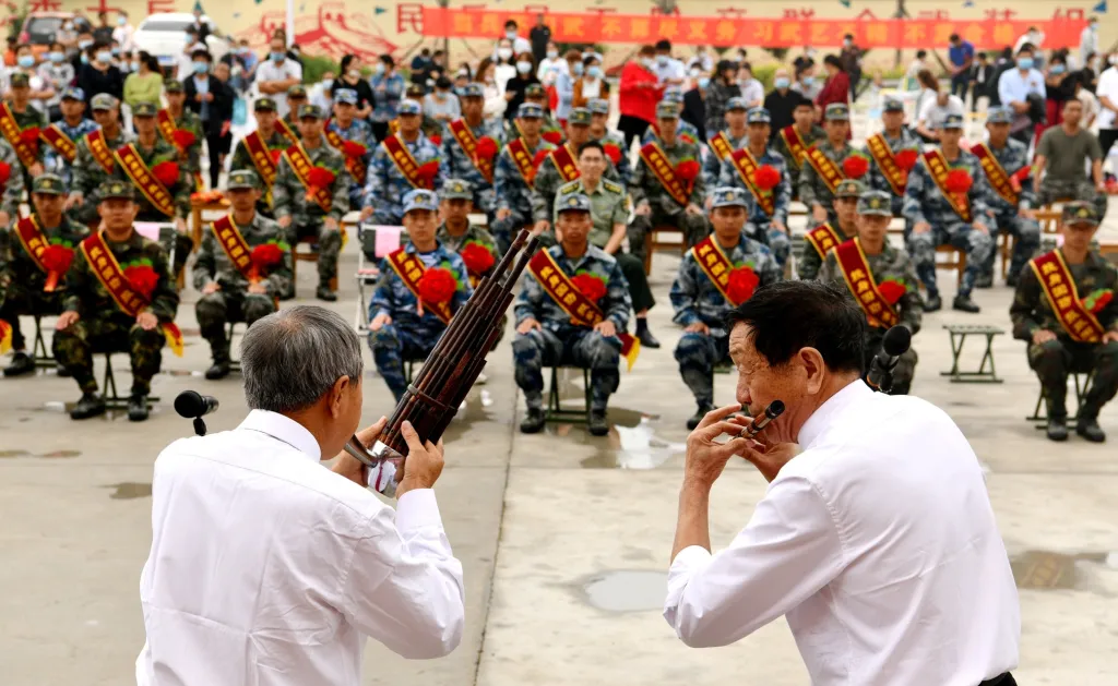 Novým rekrutům Čínské lidové osvobozenecké armády hrají ve městě Š'-ťia-čuang hudebníci, kteří je tímto způsobem vítají do armády. Mladým vojákům tak krátí čas, než si je velitelé odvedou do svých jednotek