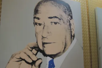 Prodávala gobelíny prezidentům do Bílého domu i celebritám. Cesta Jolany Blau za americkým snem ale jednoduchá nebyla