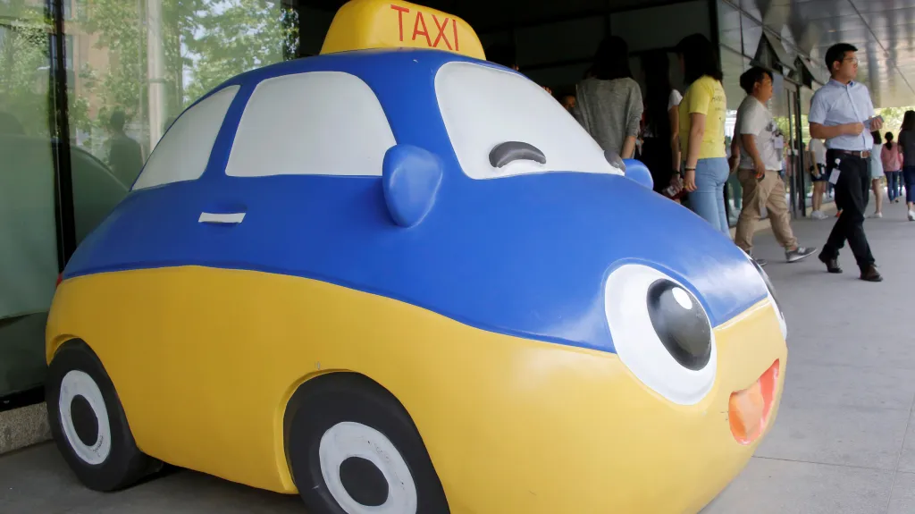 Maskot alternativní taxislužby Didi Chuxing před sídlem společnosti v Pekingu