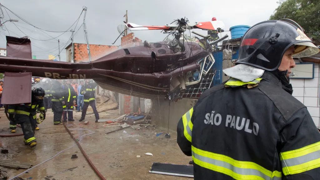Do obytné čtvrti v São Paulu se zřítil vrtulník