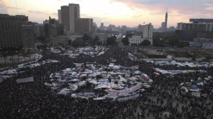 Demonstranti neodešli z náměstí Tahrír ani po Mubarakově projevu