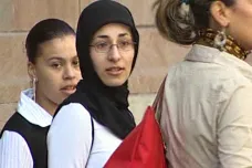 Zaměstnavatelé mohou zakázat nošení muslimských šátků, rozhodl evropský soud