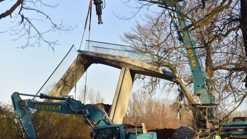 Zřícená Trojská lávka (prosinec 2017)