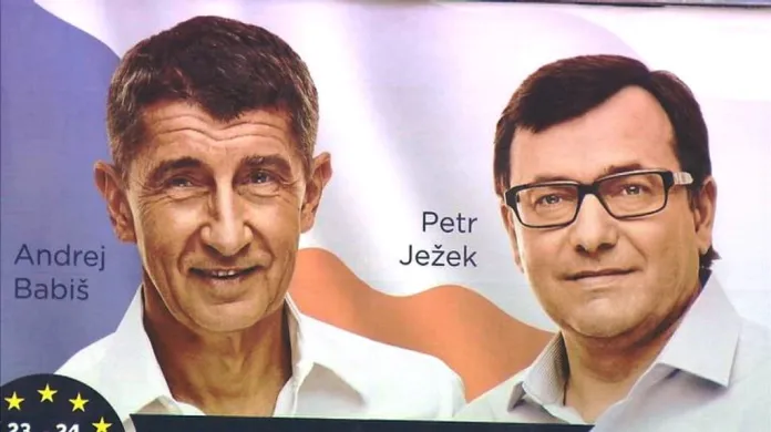 Petr Ježek na billboardech s Andrejem Babišem před volbami do europarlamentu