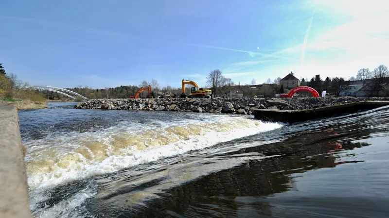 Oprava jezu v Hněvkovicích