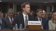 Mark Zuckerberg na slyšení v Senátu
