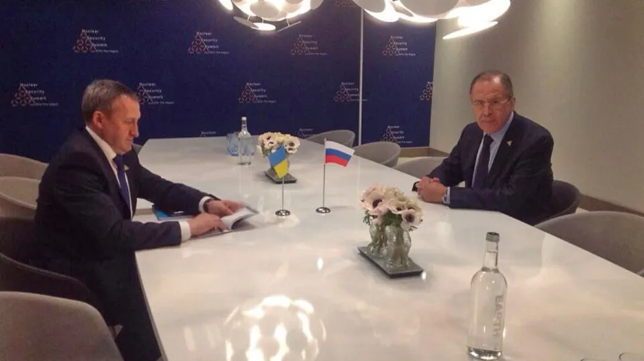 Andrij Deščycja a Sergej Lavrov na schůzce v Haagu