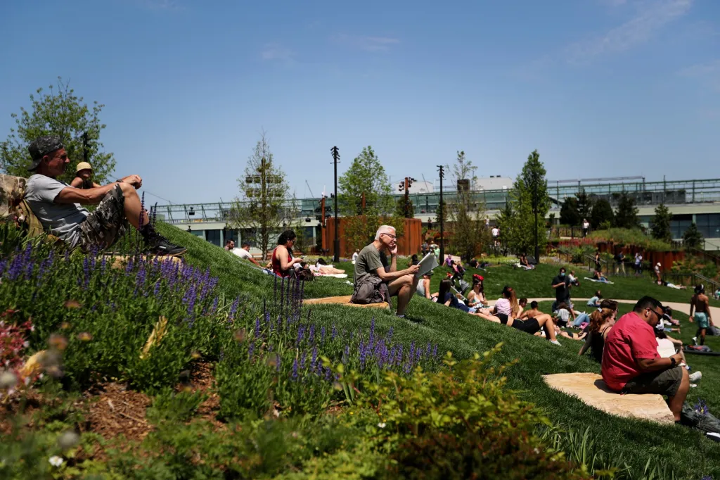 Manhattan mění svoji tvář. Pro návštěvníky otevřel novy umělý ostrov, na kterém vyrostl park