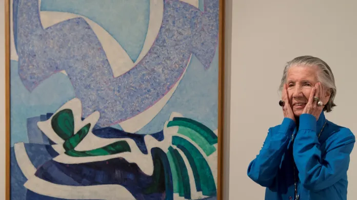 Meda Mládková vedle malby Vanoucí modře od Františka Kupky