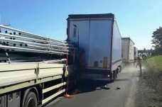 Dálnici D1 u Brna ve směru na Vyškov na čtyři hodiny uzavřela nehoda nákladních aut. Řidiči stále stojí v kolonách