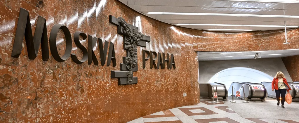 Plastika Moskva–Praha se nachází ve stanici metra Anděl na lince B, která byla pod názvem Moskevská otevřena 2. listopadu 1985. Na její podobě se významnou měrou podíleli sovětští inženýři. Plastika v ní ale zůstala i po několika rekonstrukcích. Dosud převážil názor, že dílo je součást historie a připomíná podíl sovětských odborníků na stavbě pražského metra