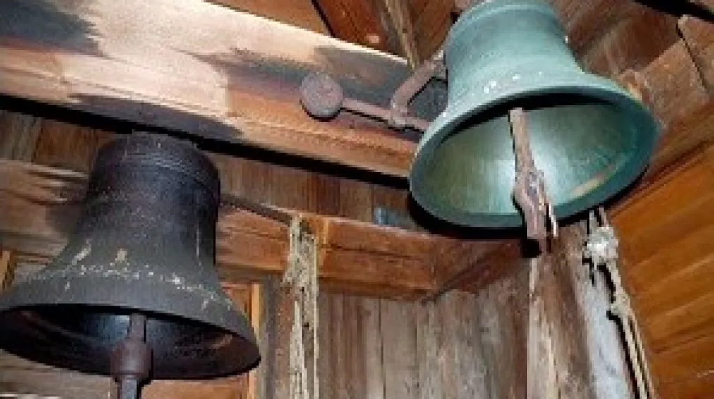 Ukradený zvon (napravo)
