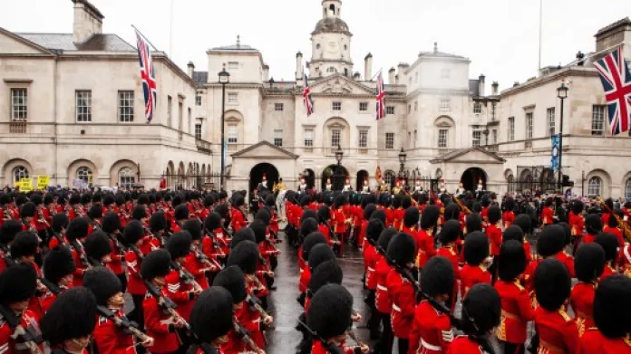 Vojenské procesí na cestě z Whitehallu přes The Mall k Buckinghamskému paláci,  Autor: Antonio Olmos,  Zdroj: Reuters
