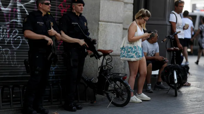 Shrnutí: Teroristé útočili v Barceloně a letovisku Cambrils