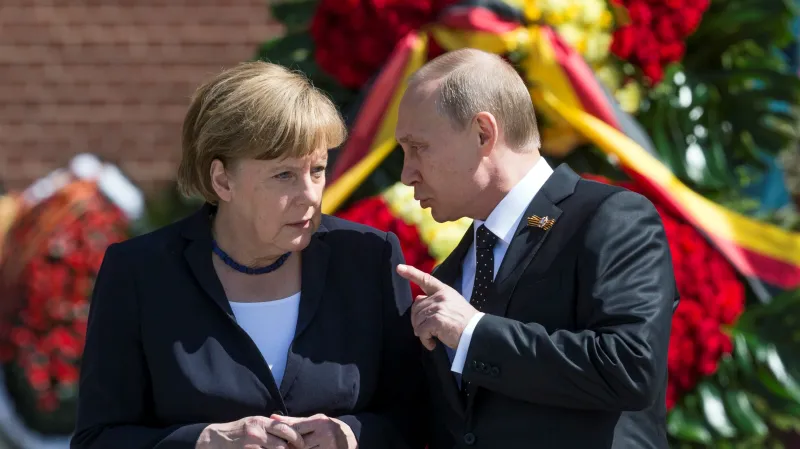 Angela Merkelová a Vladimir Putin při uctění obětí druhé světové války v Moskvě