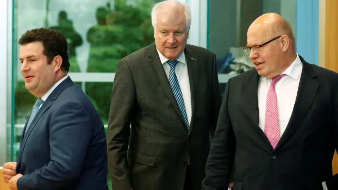 Ministři Horst Seehofer, Peter Altmaier a Hubertus Heil při příchodu na tiskovou konferenci