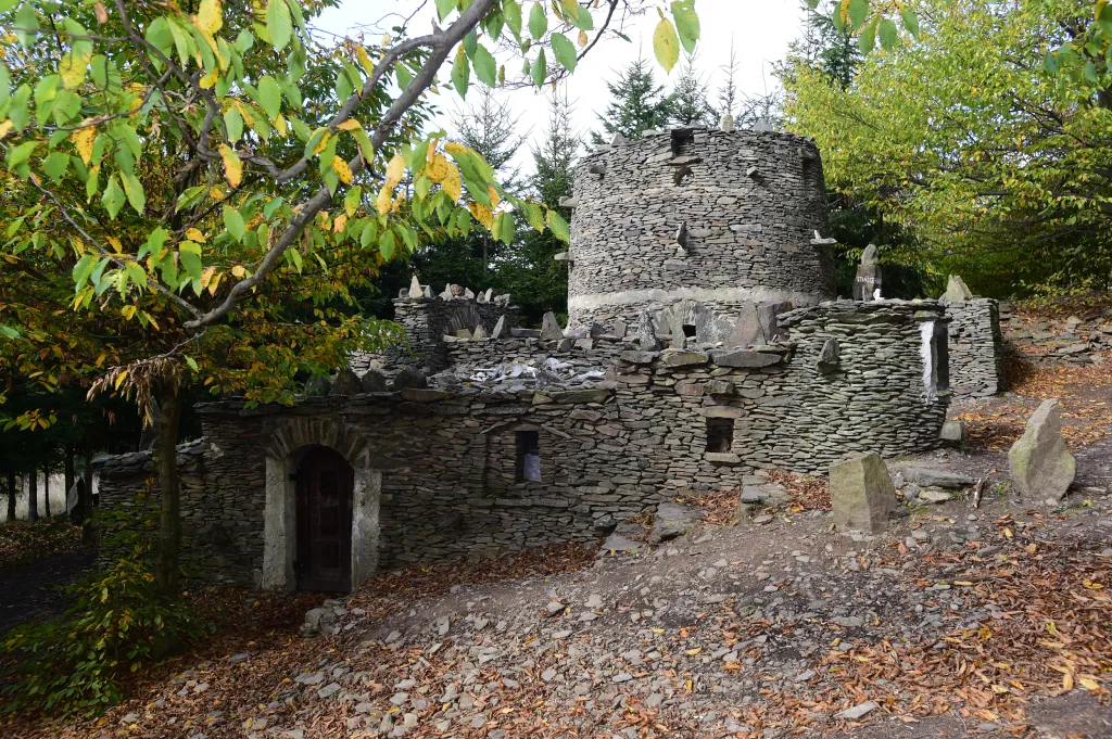 Deset let zabrala důchodci Zdeňku Procházkovi stavba napodobeniny zříceniny středověkého hradu, kterou vlastníma rukama vybudoval nedaleko Lipové na Prostějovsku. Hrádek dostal název Špacírštejn