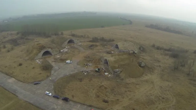 Demolici se nevyhnou ani úkryty letadel