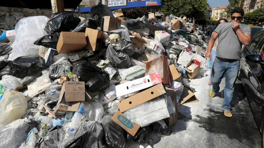 Obyvatele Bejrútu obtěžuje zápach z tun odpadků v ulicích