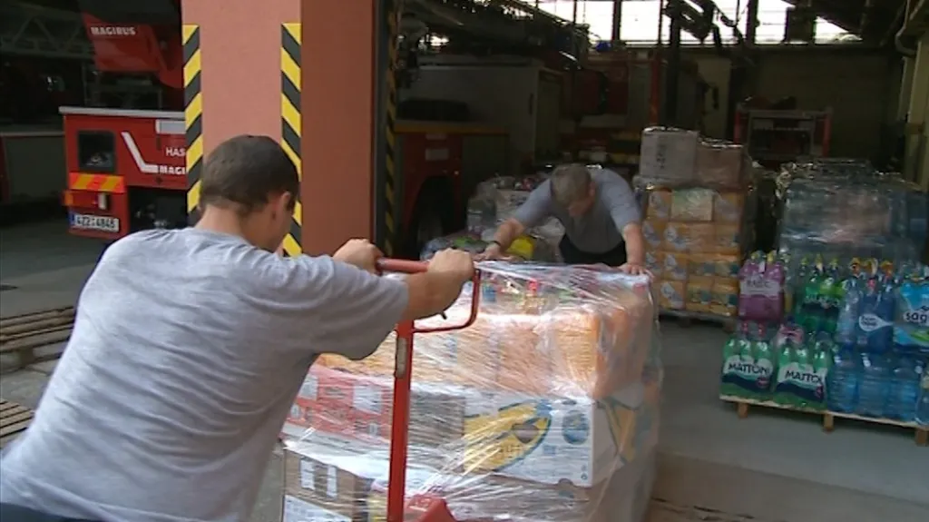 Humanitární sbírka putovala do zlínské hasičské centrály