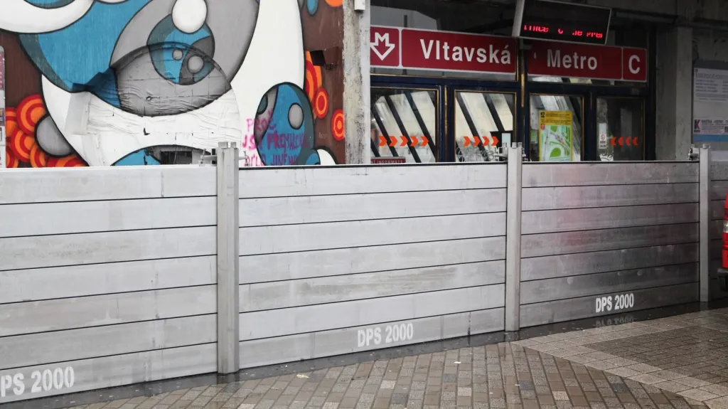 Uzavřená stanice metra Vltavská