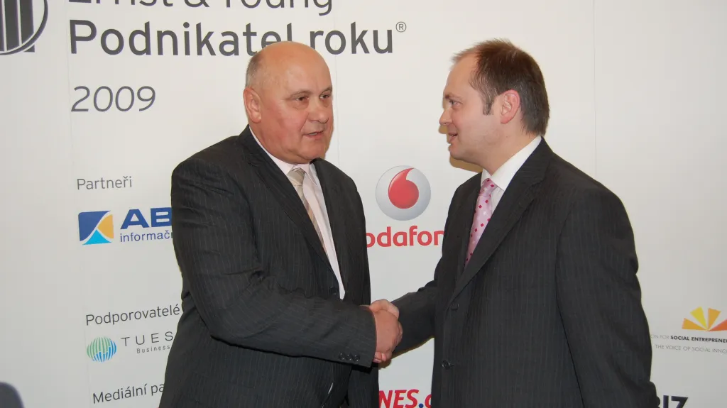 Jaroslav Klíma přebírá cenu Podnikatel roku Jihomoravského kraje