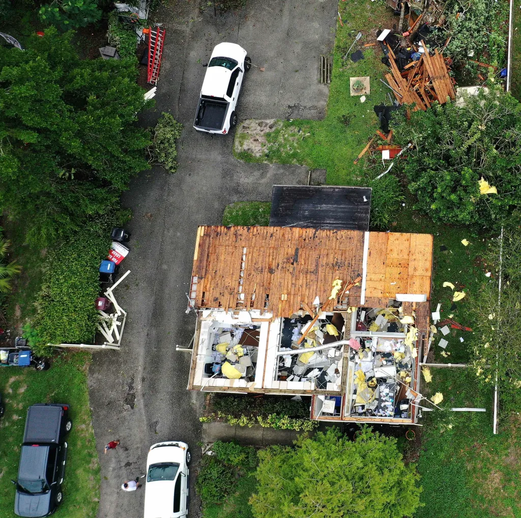 Pohled z dronu na zničený dům ve státě Florida