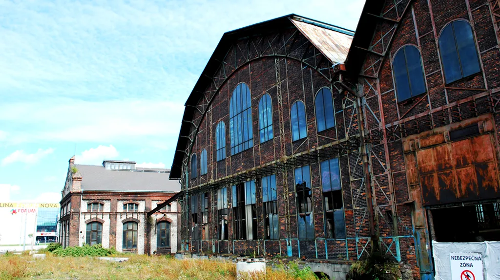 Karolina - Trojhalí