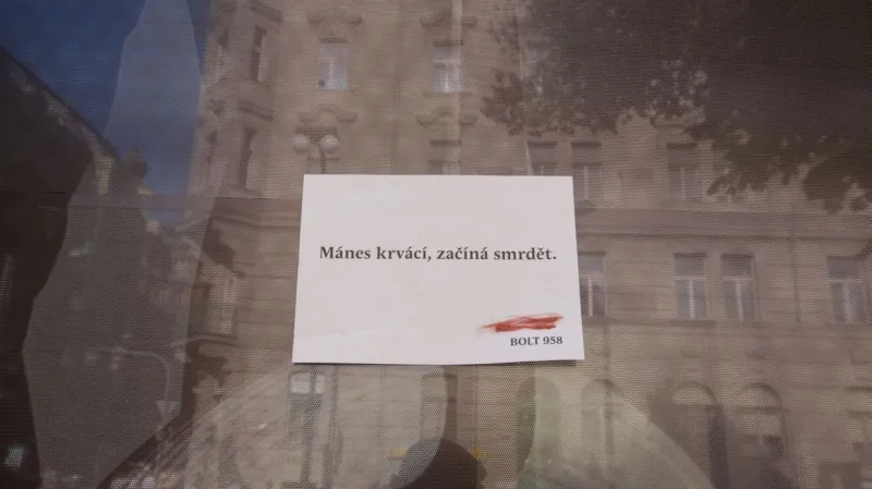 Cedulky s nápisem „Mánes krvácí, začíná smrdět“