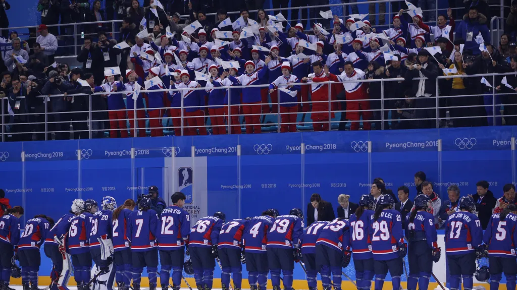 Korejské hokejistky a severokorejské roztleskávačky po utkání s Japonskem