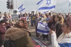 Izraelští protestující blokují humanitární materiál do Gazy. Je to pomoc nepřátelům z Hamásu, říkají