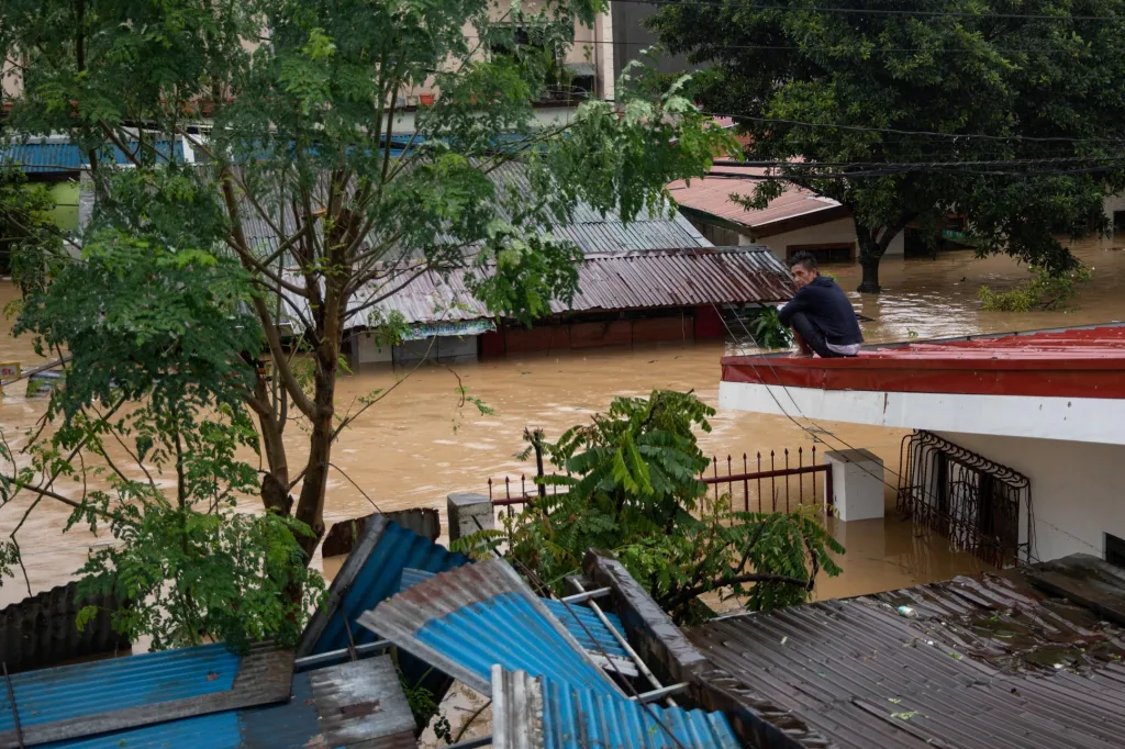Tajfun Vamco zasáhl Filipíny. Nevyhnul se ani hlavnímu městu Manila